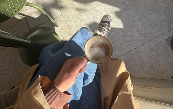 Manfaat kesehatan luar biasa dari kebiasaan ngopi pagi sambil berjemur di bawah sinar matahari