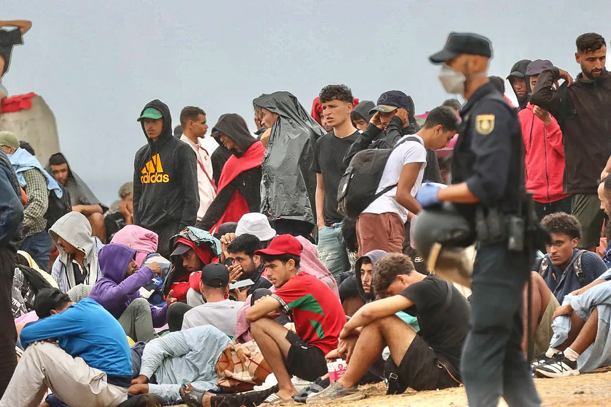 Raja Felipe VI didesak bersikap di tengah krisis migran Ceuta