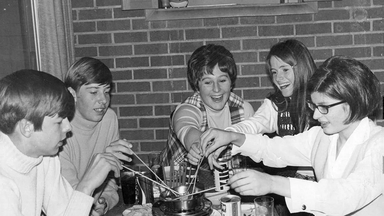 Kuliner Amerika tahun 1960 menampilkan fondue dan casserole klasik