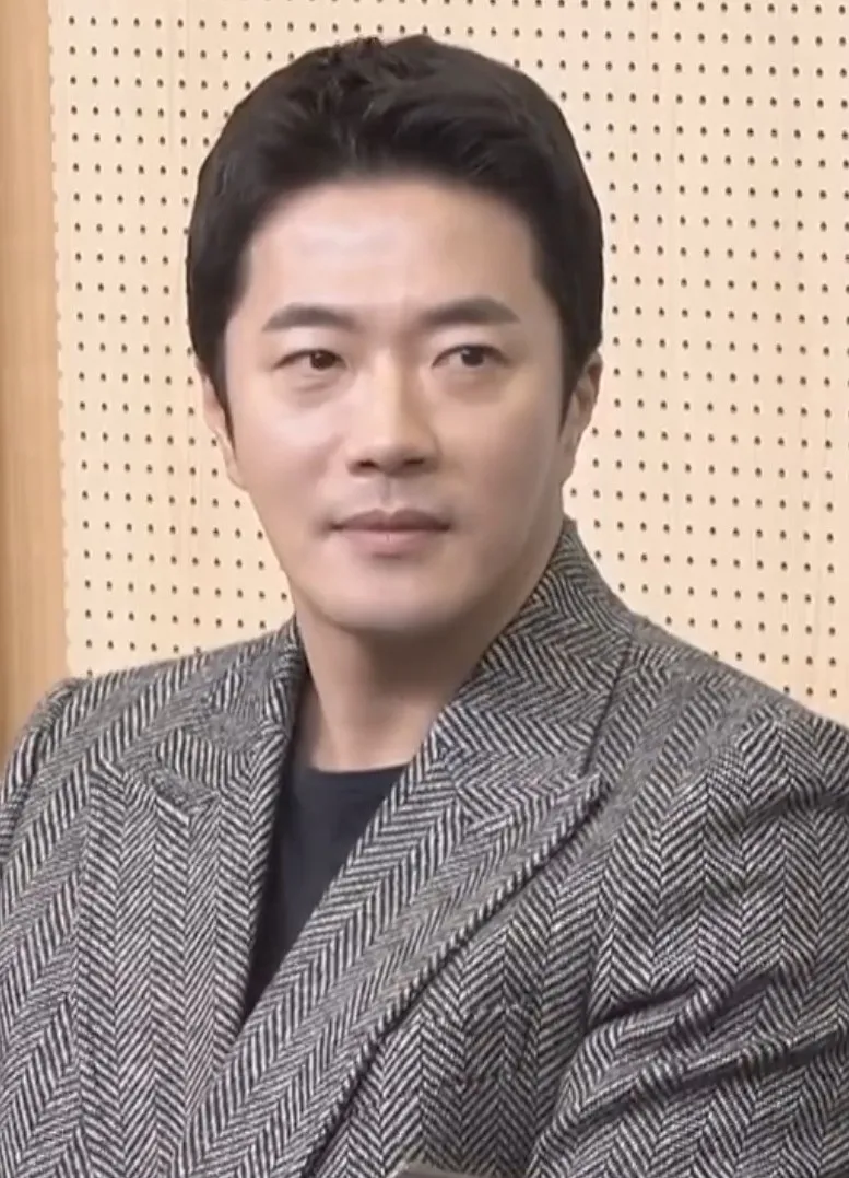 Kwon Sang-woo merupakan aktor asal Korea Selatan yang terkenal lewat drama Stairway to Heaven.