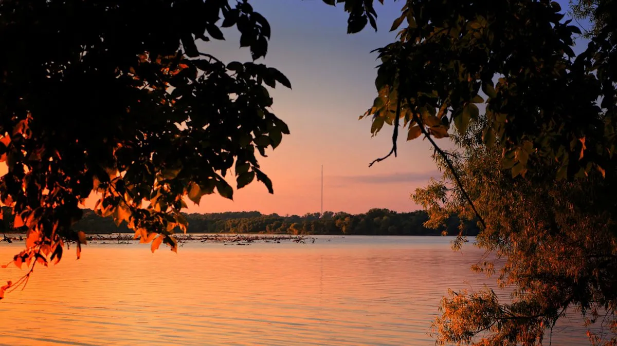 Pemandangan tepi perairan Lake Thunderbird State Park di Oklahoma