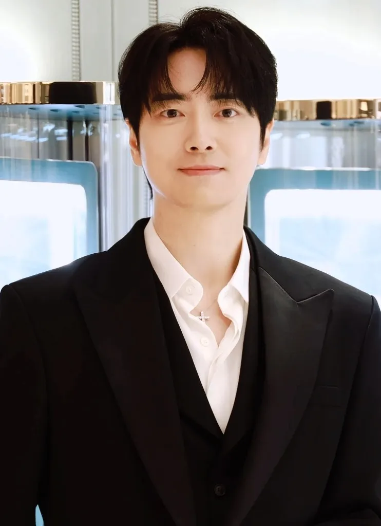 Lee Joon-hyuk merupakan aktor asal Korea Selatan yang terkenal lewat drama Stranger dan Love Scout