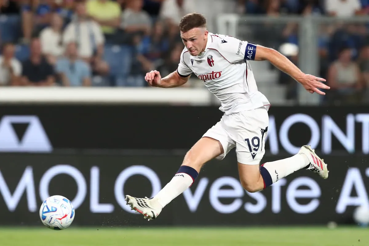 Lewis Ferguson kembali memakai ban kapten Bologna saat menghadapi Atalanta di Serie A