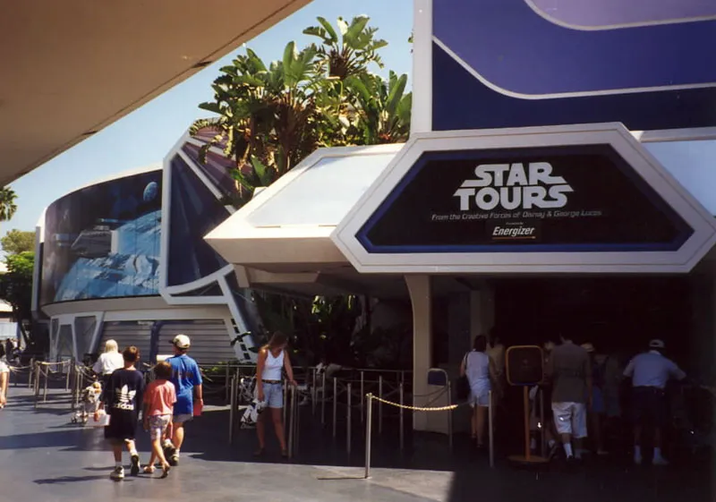 Berbagai atraksi dan wahana bertema Star Wars di taman hiburan Disney menghadirkan pengalaman imersif bagi para penggemar