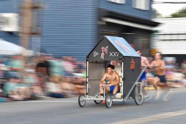 Tim lokal merayakan kemenangan dalam tradisi unik lomba dorong toilet kustom di Dushore Pennsylvania