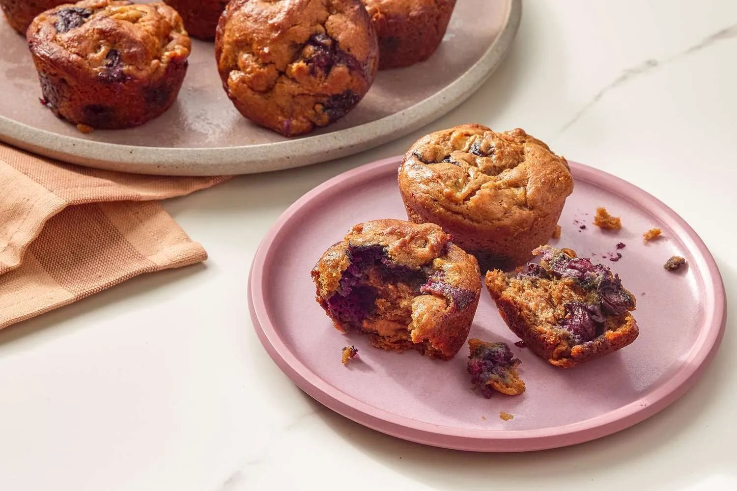 Muffin blueberry tinggi protein bebas tepung di atas rak pendingin kawat
