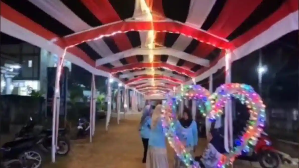 Warga Lampung Timur gotong royong bangun Lorong Merah Putih sambut HUT ke-81 RI