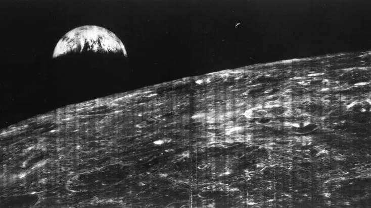 Lunar Orbiter 1 abadikan foto pertama Bumi dari Bulan pada Agustus 1966