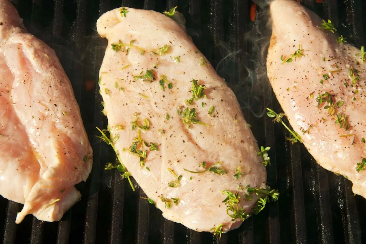 Gunakan perasan air lemon untuk marinasi ayam dalam waktu 30 menit
