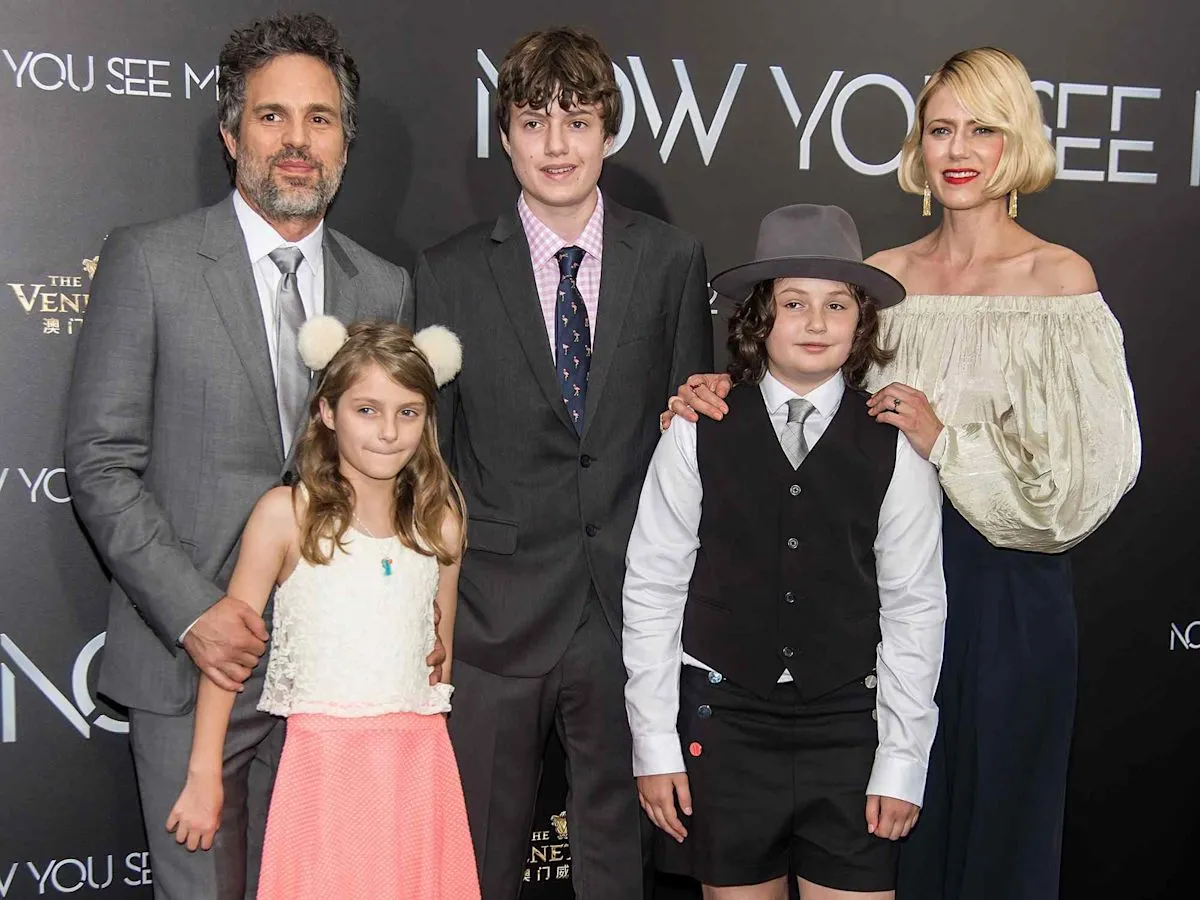 Mark Ruffalo bersama ketiga anaknya Keen, Bella, dan Odette dalam acara publik