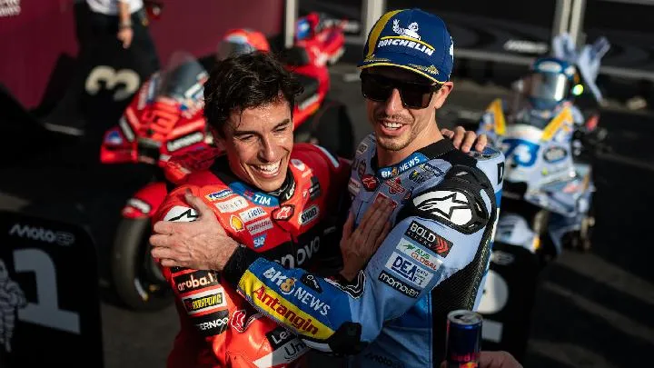 Pesta rakyat Marquez bersaudara rayakan sejarah juara dunia dan runner-up MotoGP 2025 di Cervera