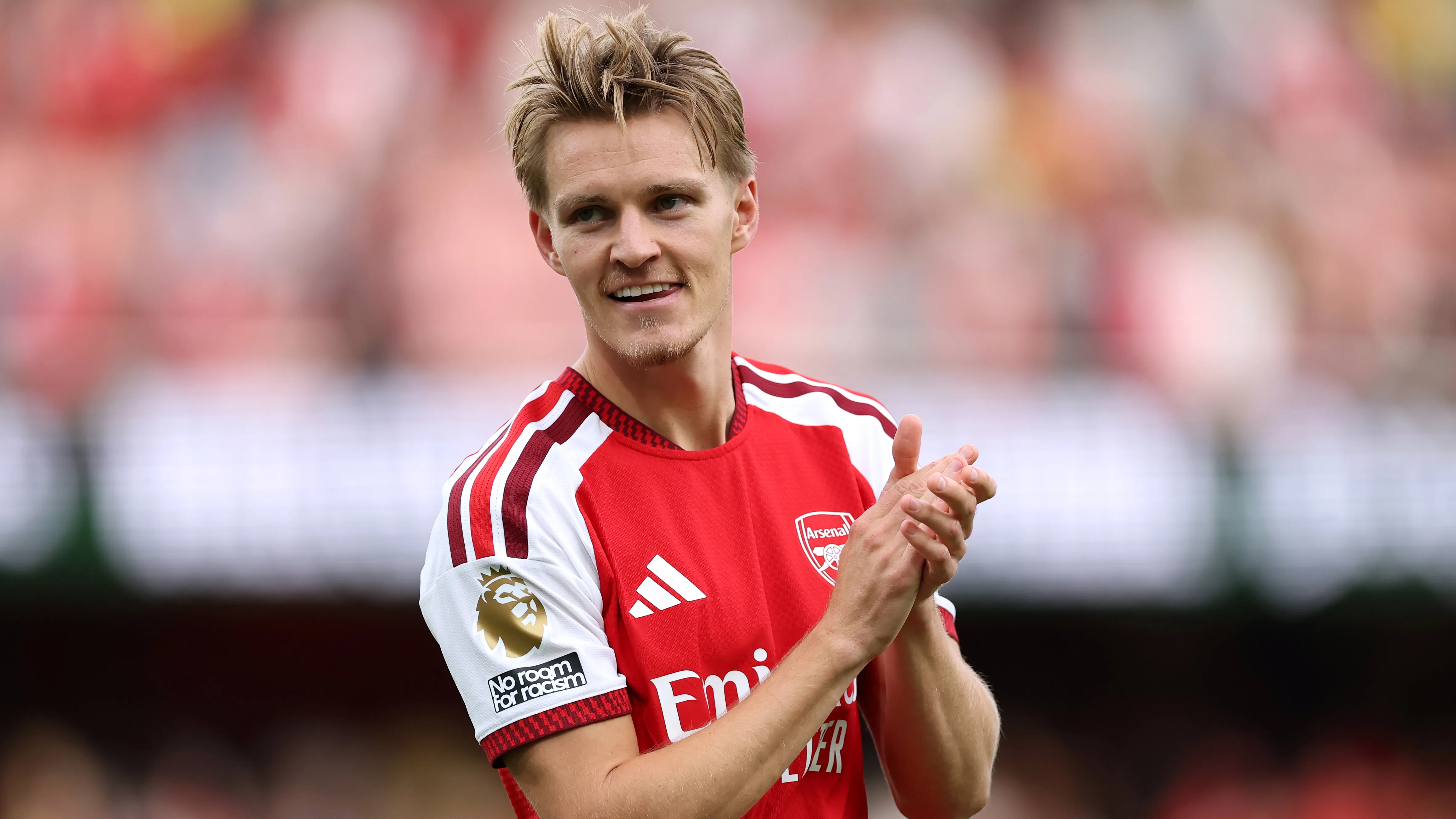 Martin Odegaard merayakan kemenangan Arsenal atas Chelsea di Emirates Stadium