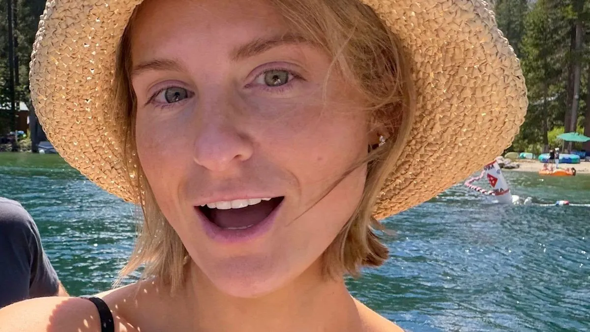 Meghan Trainor tampil memukau dengan bikini hitam di Lake Tahoe