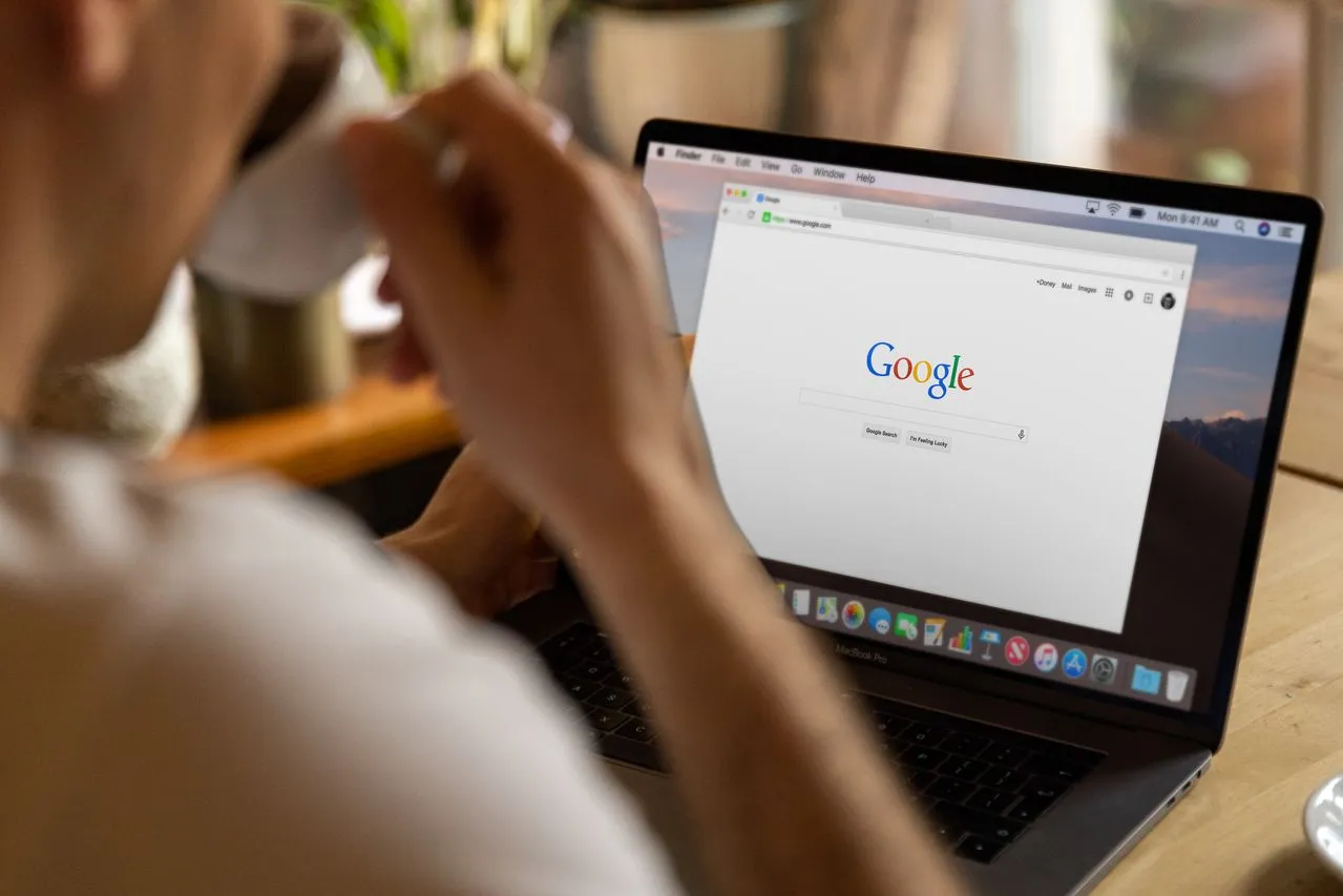 Ilustrasi audit SEO dan pemulihan penalti manual action Google Search Console