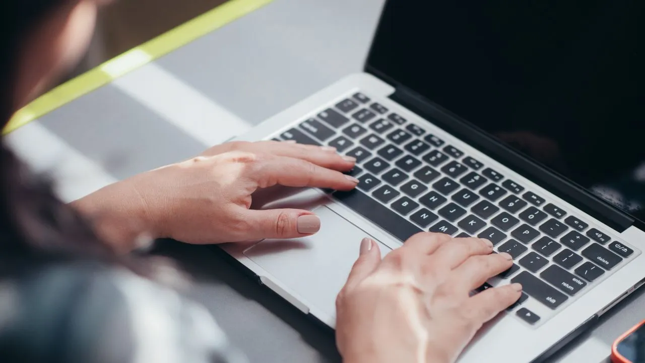 Grafik penurunan peringkat SEO dan strategi pemulihan arsitektur sinyal E-E-A-T
