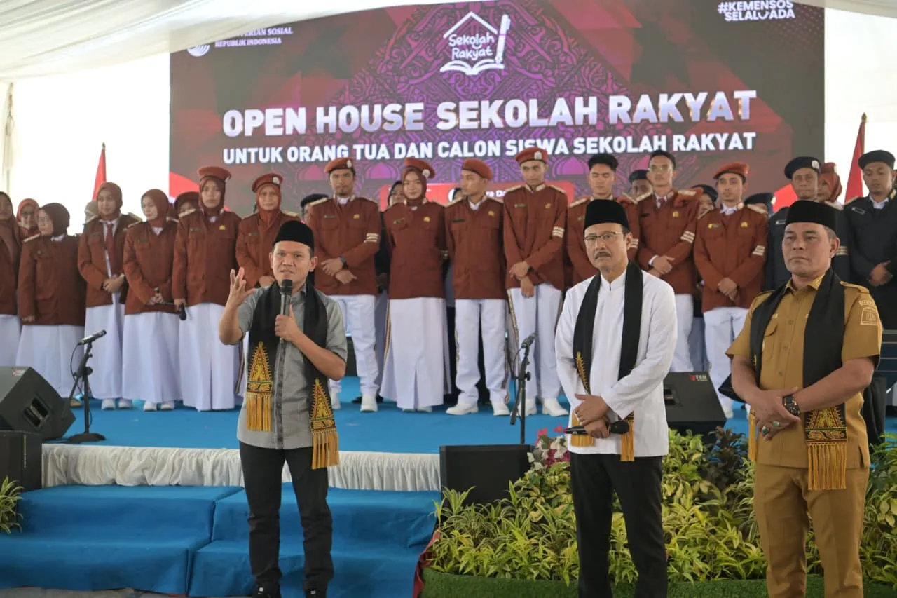 Menteri Sosial dan Wakil Gubernur Aceh saat meninjau Sekolah Rakyat di Aceh Besar