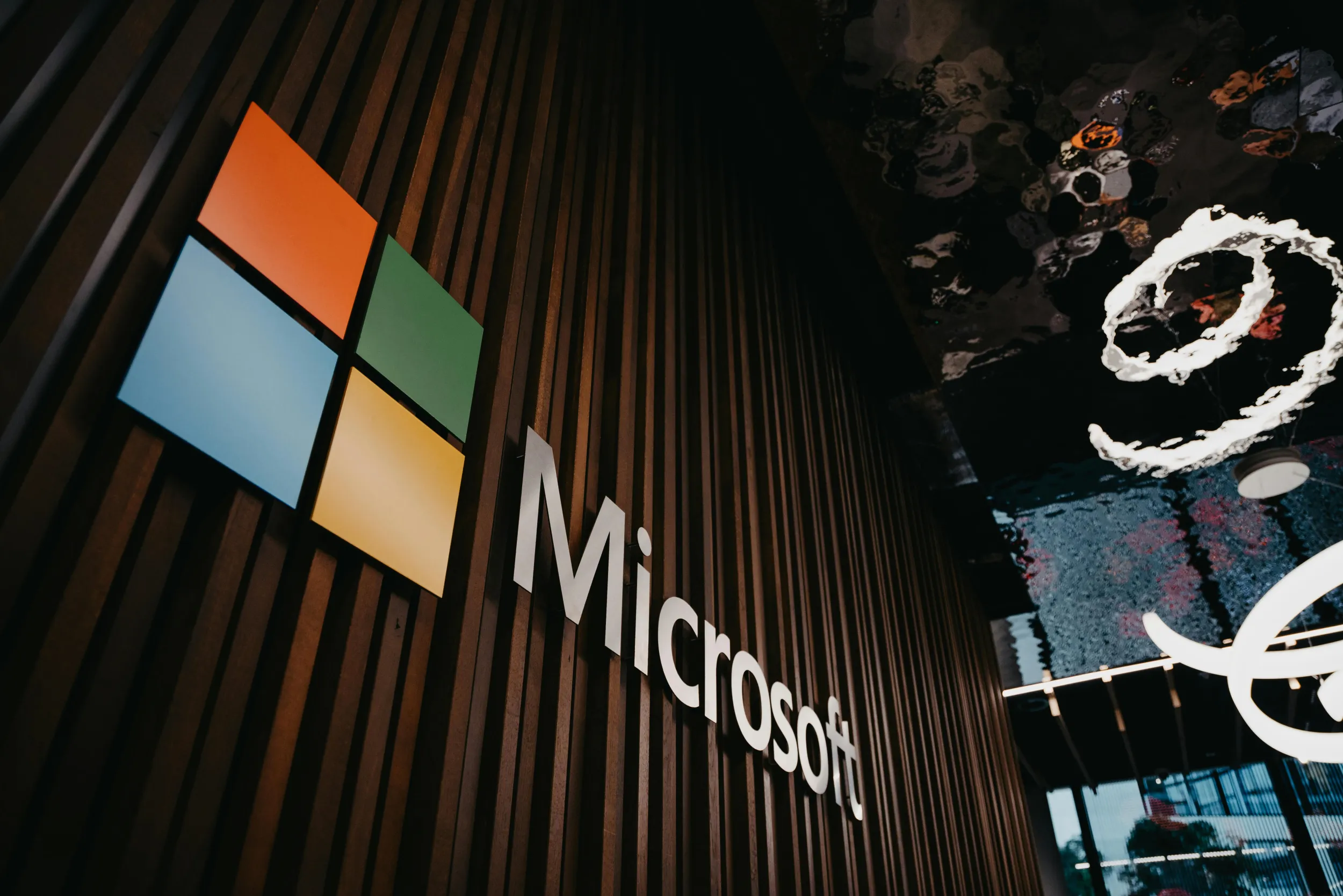Microsoft tertinggal dari target chip AI dan hadapi lonjakan biaya DRAM 400 persen