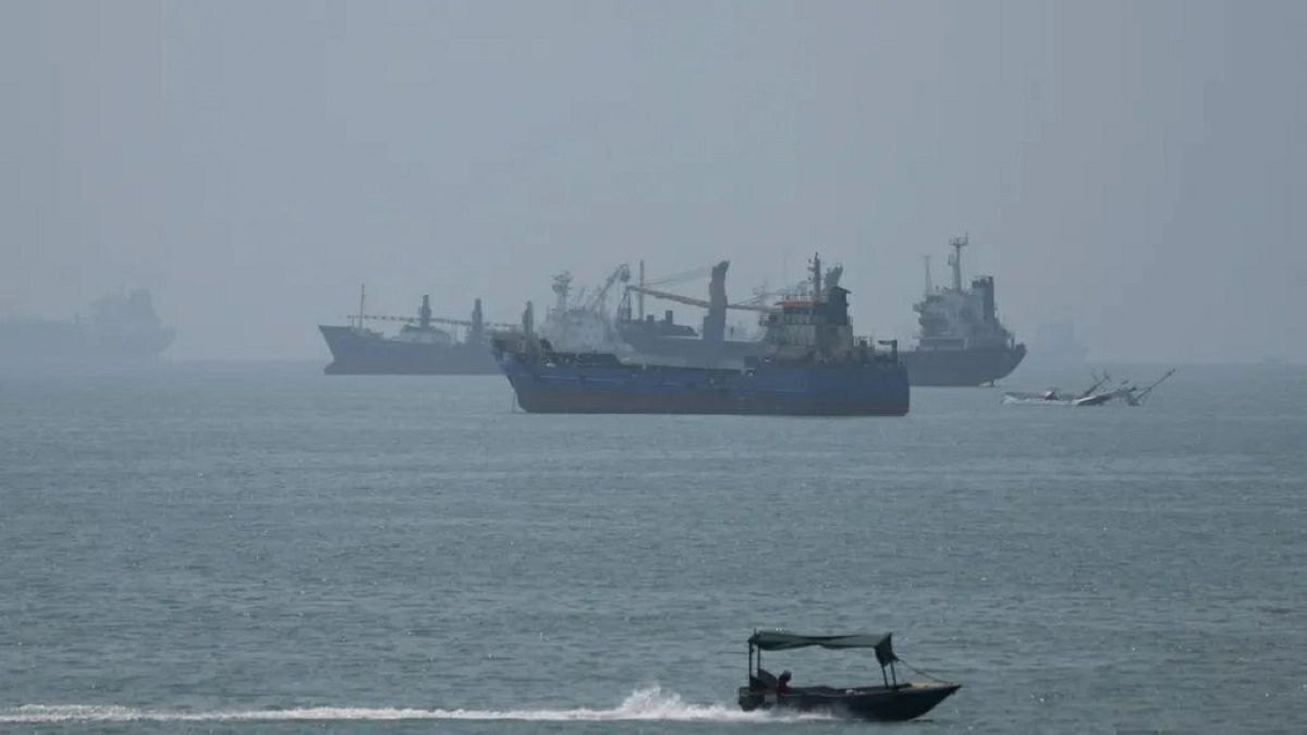 Militer Amerika Serikat dan Iran saling serang di Selat Hormuz