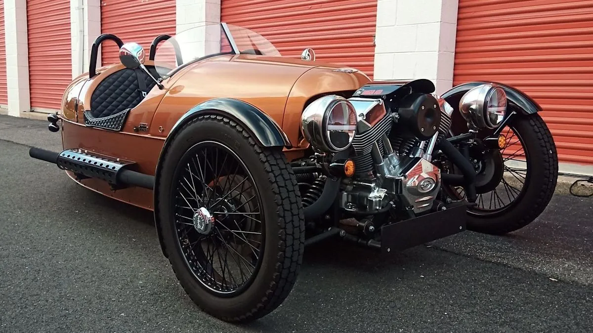 Mobil unik Morgan 3-Wheeler warna oranye keluaran tahun 2021 ditawarkan di Cars & Bids