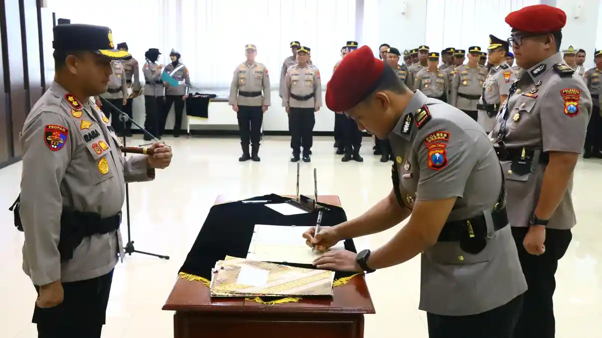 Kapolres Gresik pimpin sertijab 14 personel yang bergeser dalam mutasi terbaru