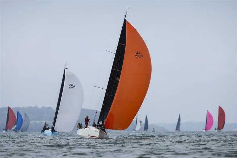 Armada kapal bersiap dalam Nautical Cloud Cherbourg Race 2026 menuju garis akhir di Prancis