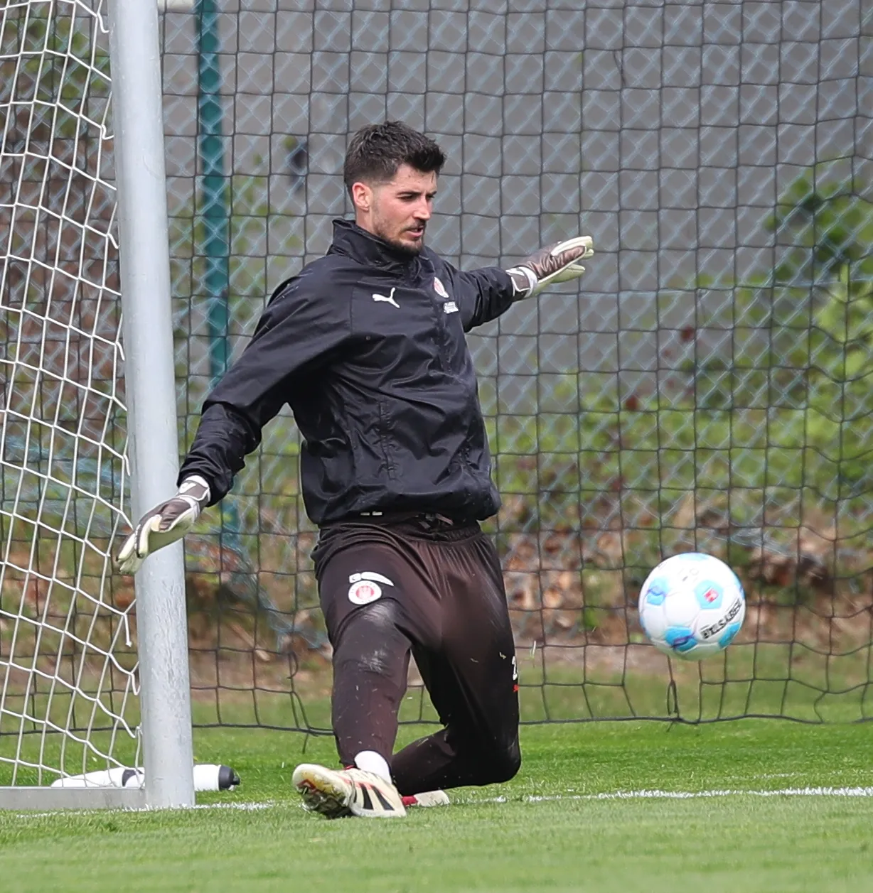 Nikola Vasilj penjaga gawang andalan Bosnia dan Herzegovina tampil gemilang di level klub dan internasional