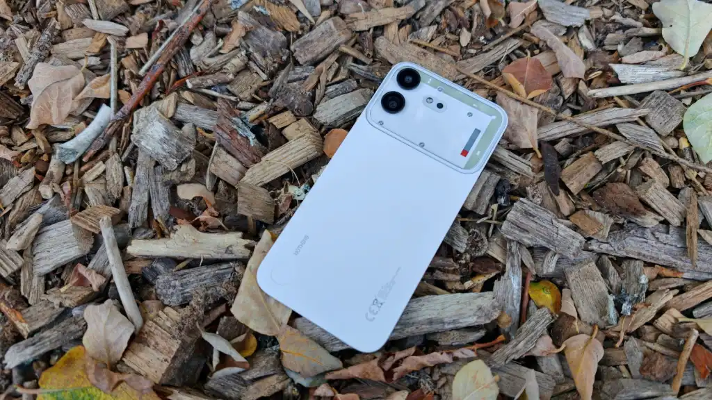 Tampilan desain transparan dan lampu Glyph pada bagian belakang Nothing Phone 4b