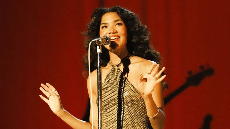 Olivia Dean tampil memukau di atas panggung dengan busana klasik ala Old Hollywood yang elegan.