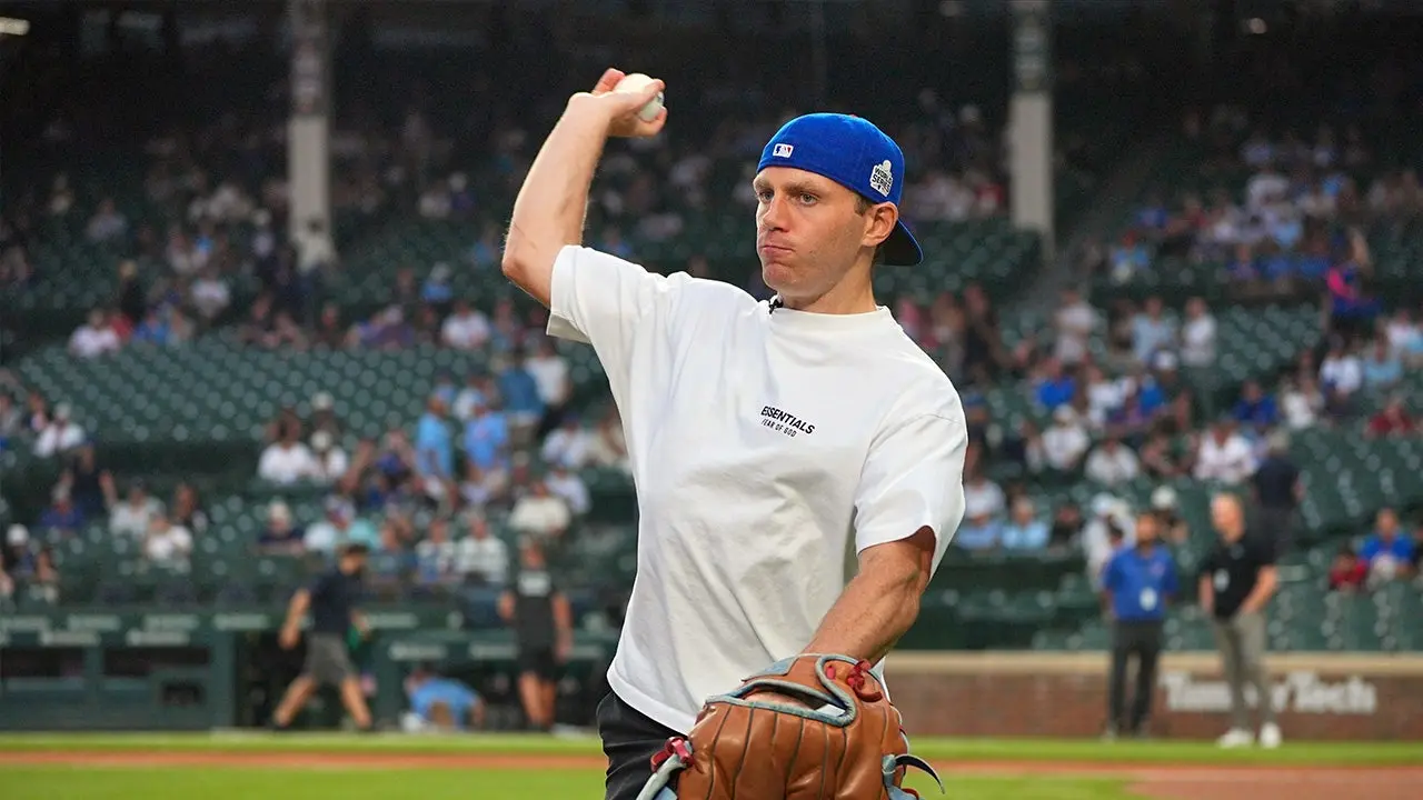 Patrick Kane mendapat standing ovation dari suporter di Wrigley Field