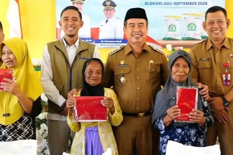 Penerima manfaat mengecek saldo bansos PKH dan BPNT tahap 3 di rekening KKS pada hari Jumat