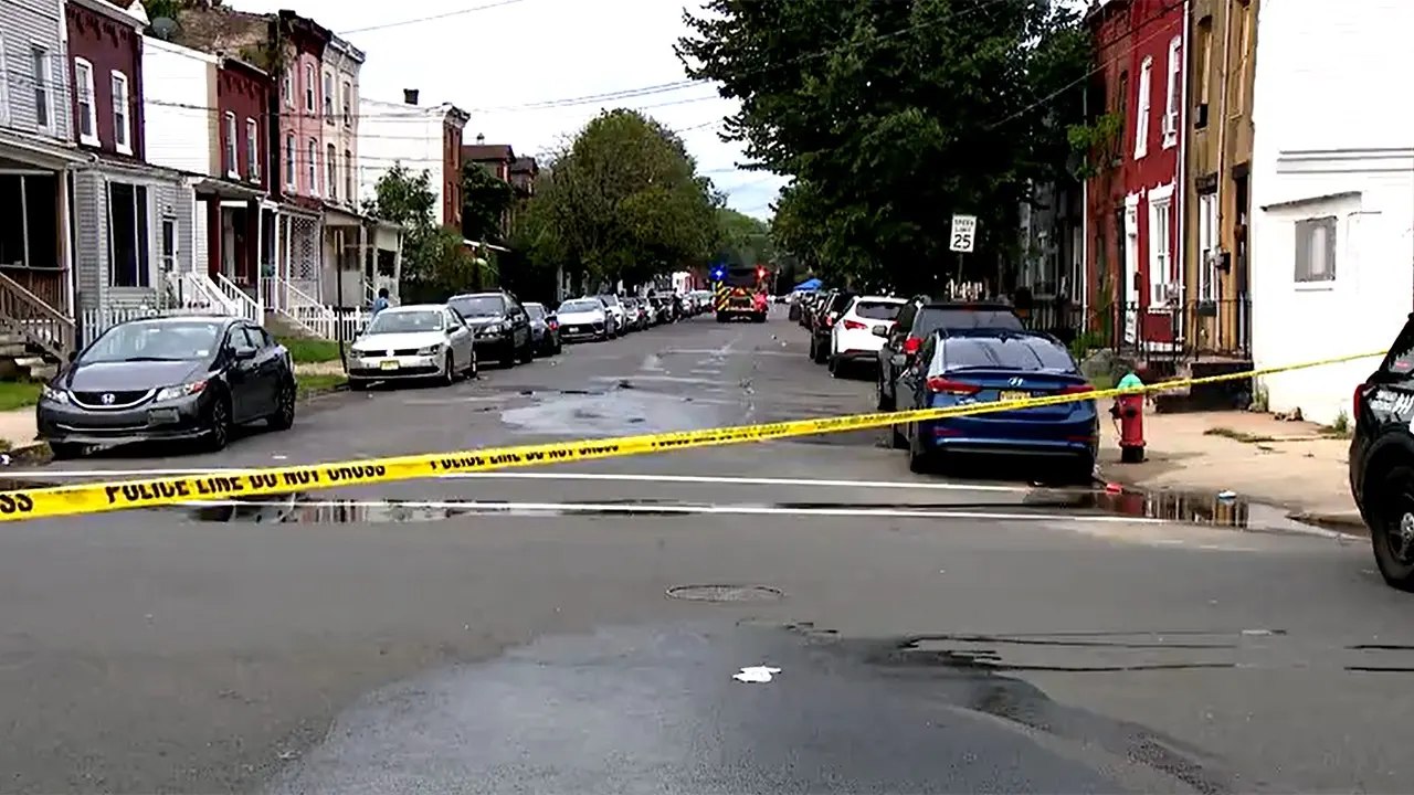Garis polisi di lokasi kejadian penembakan massal di Trenton dan Chicago