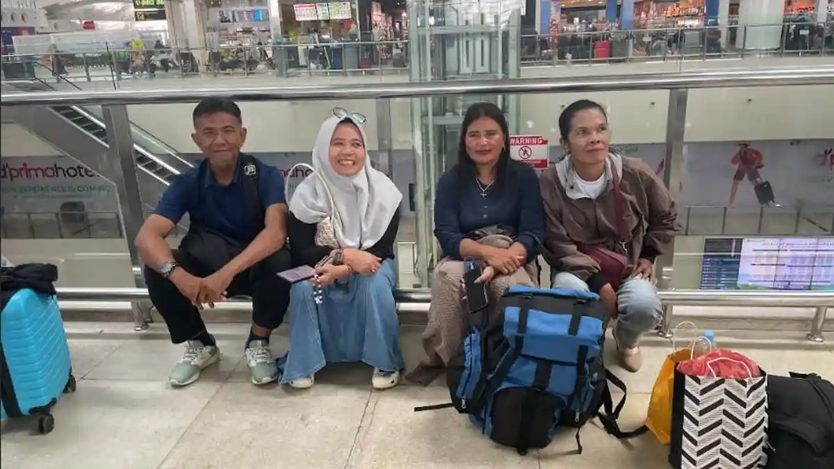 Tiga ibu di Bandara Kualanamu sedih penerbangannya batal akibat abu vulkanik