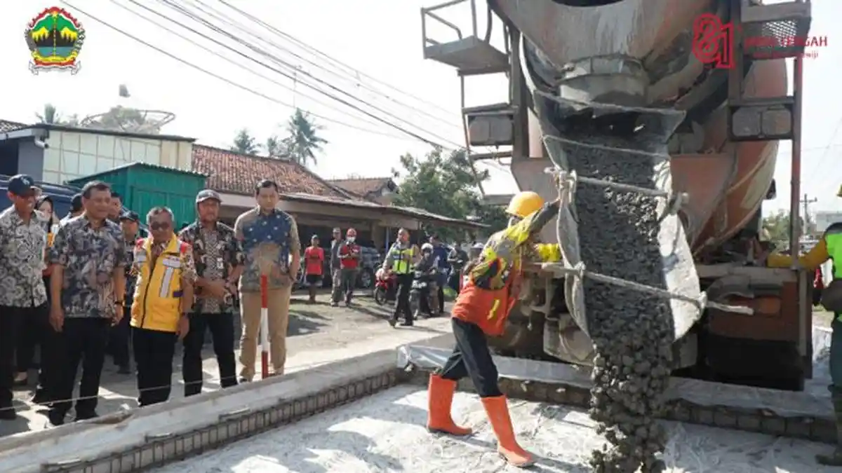 Pekerja melakukan perbaikan jalan provinsi di Jawa Tengah untuk mengejar target kemantapan infrastruktur
