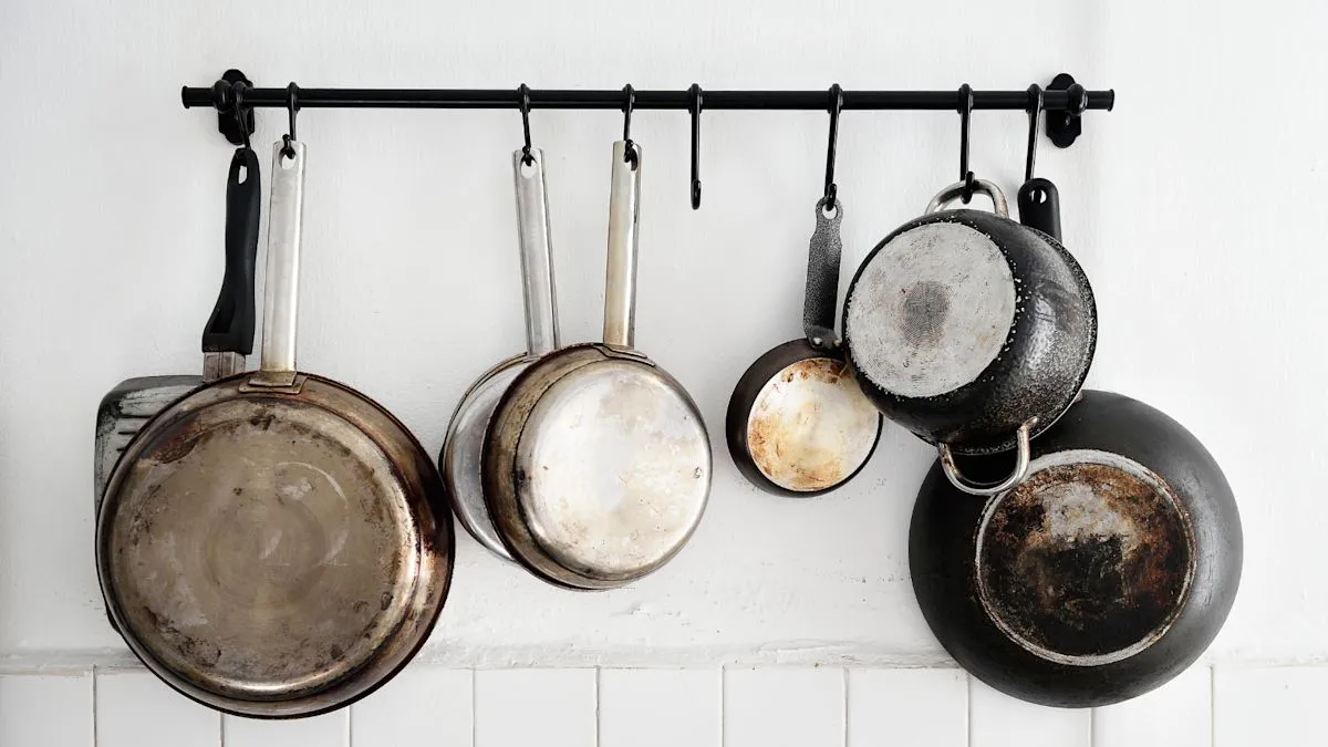 Peringatan chef profesional terkait set alat masak dan rekomendasi peralatan esensial di dapur