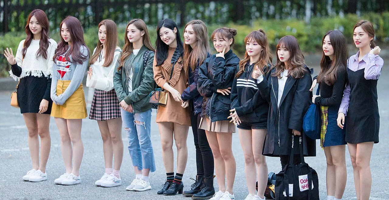 I.O.I tampil kompak dalam promosi album dan tur reuni sepuluh tahun