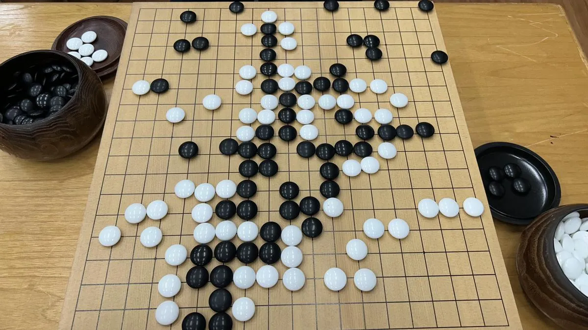 Igo merupakan permainan strategi tradisional Jepang yang menuntut kecerdasan untuk menguasai teritori