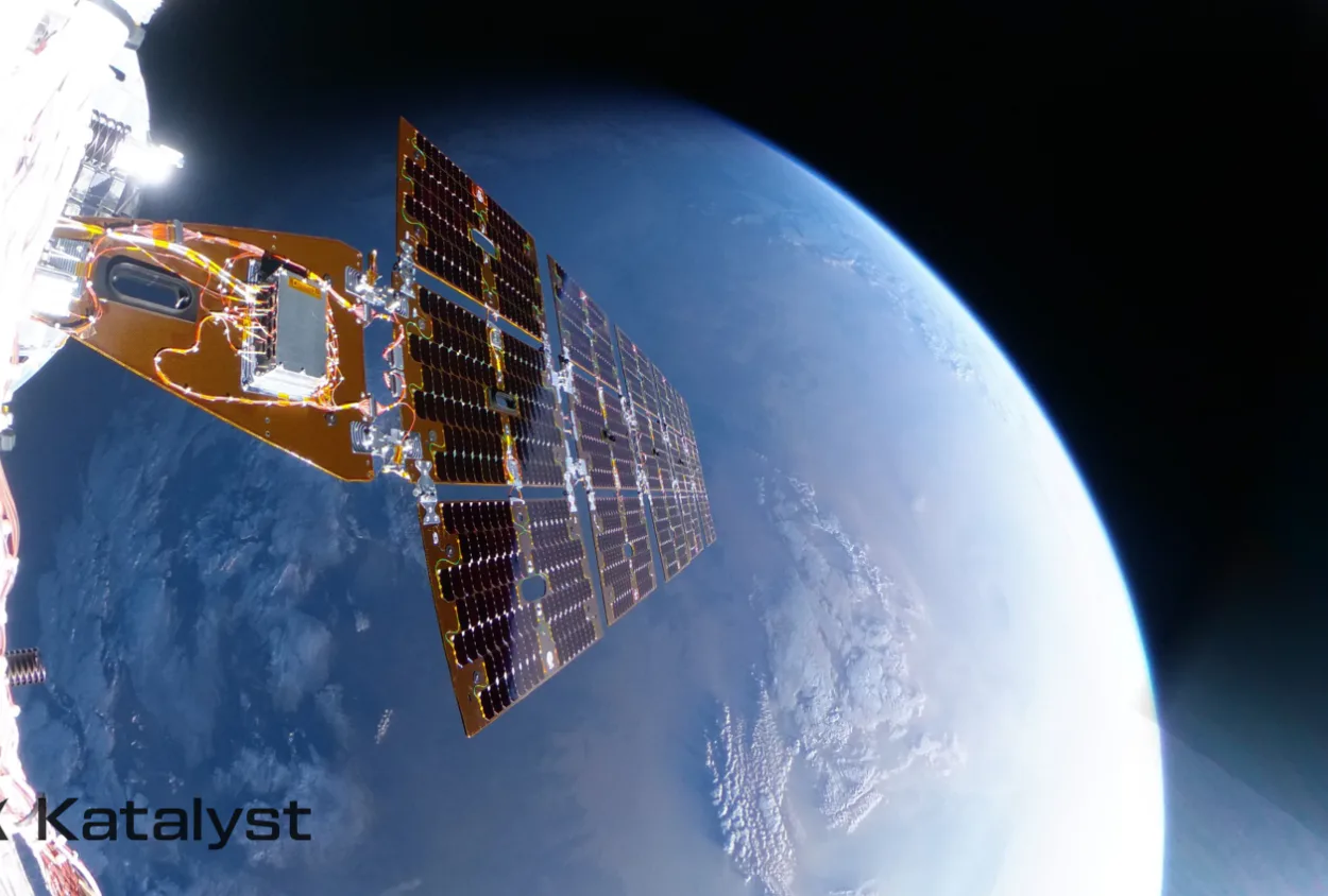 Pesawat ruang angkasa Link mendekati teleskop NASA Swift dalam misi penyelamatan