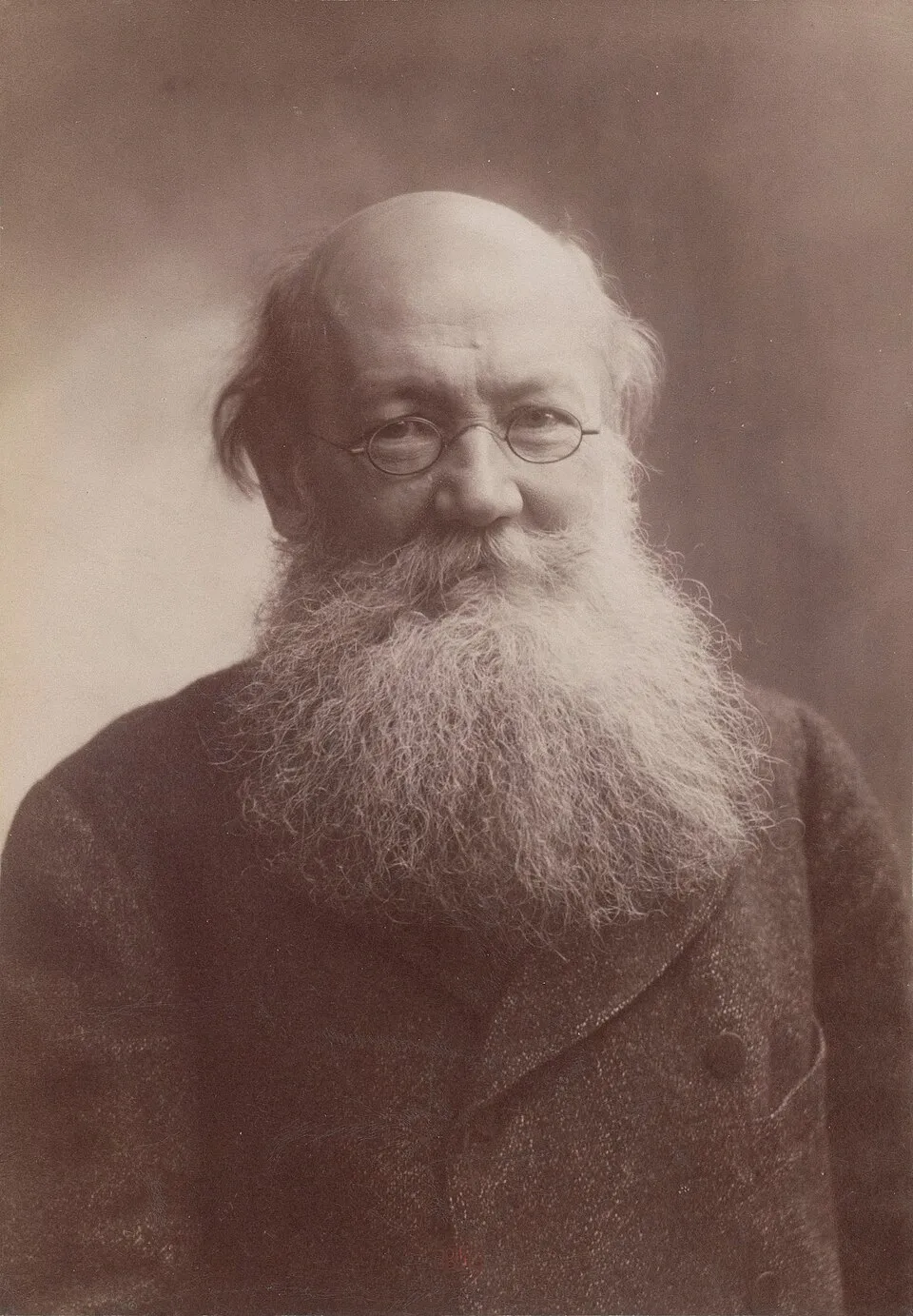 Peter Kropotkin, filsuf politik anarkis dan geografer asal Rusia yang mengembangkan anarkis komunis