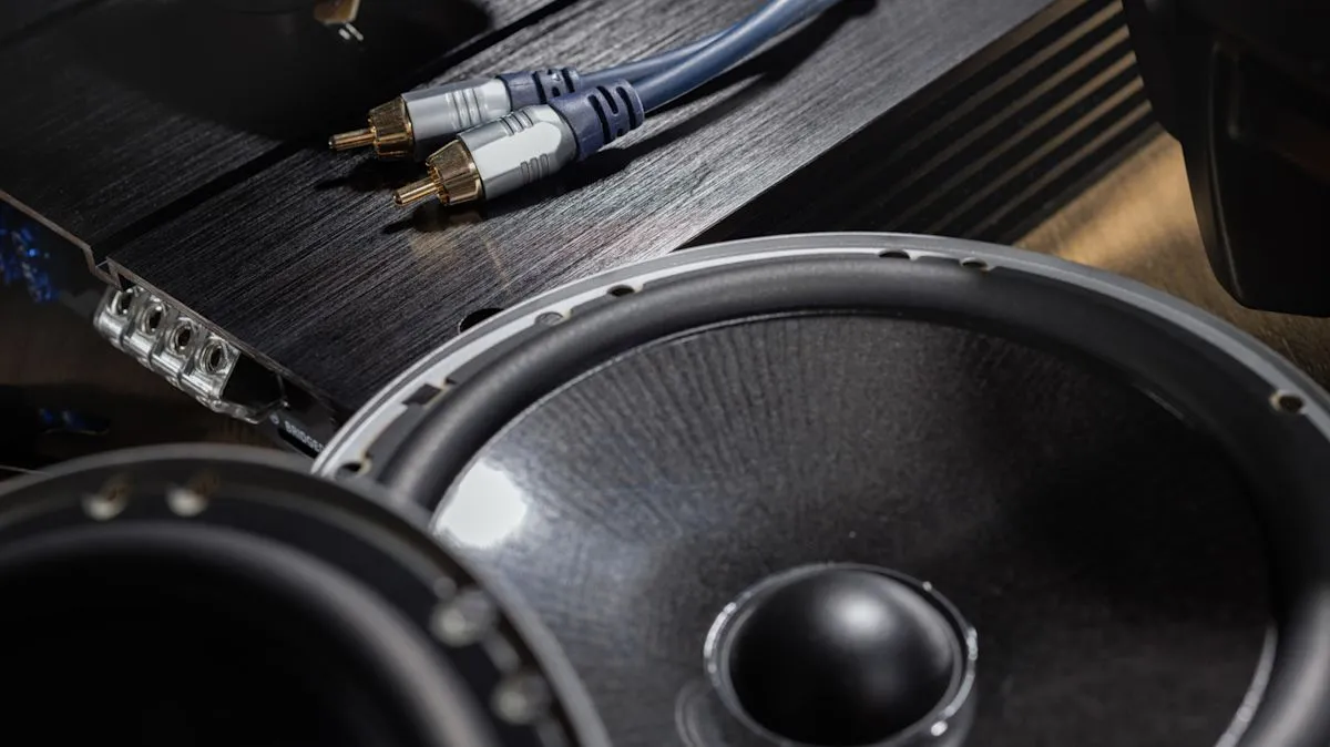 Pemasangan sistem speaker mobil berkualitas tinggi untuk pengalaman audio optimal