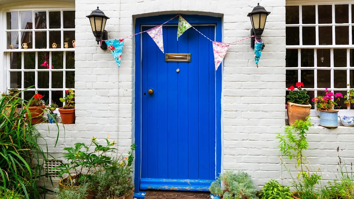 Pintu depan rumah warna biru simpan makna kemakmuran menurut feng shui
