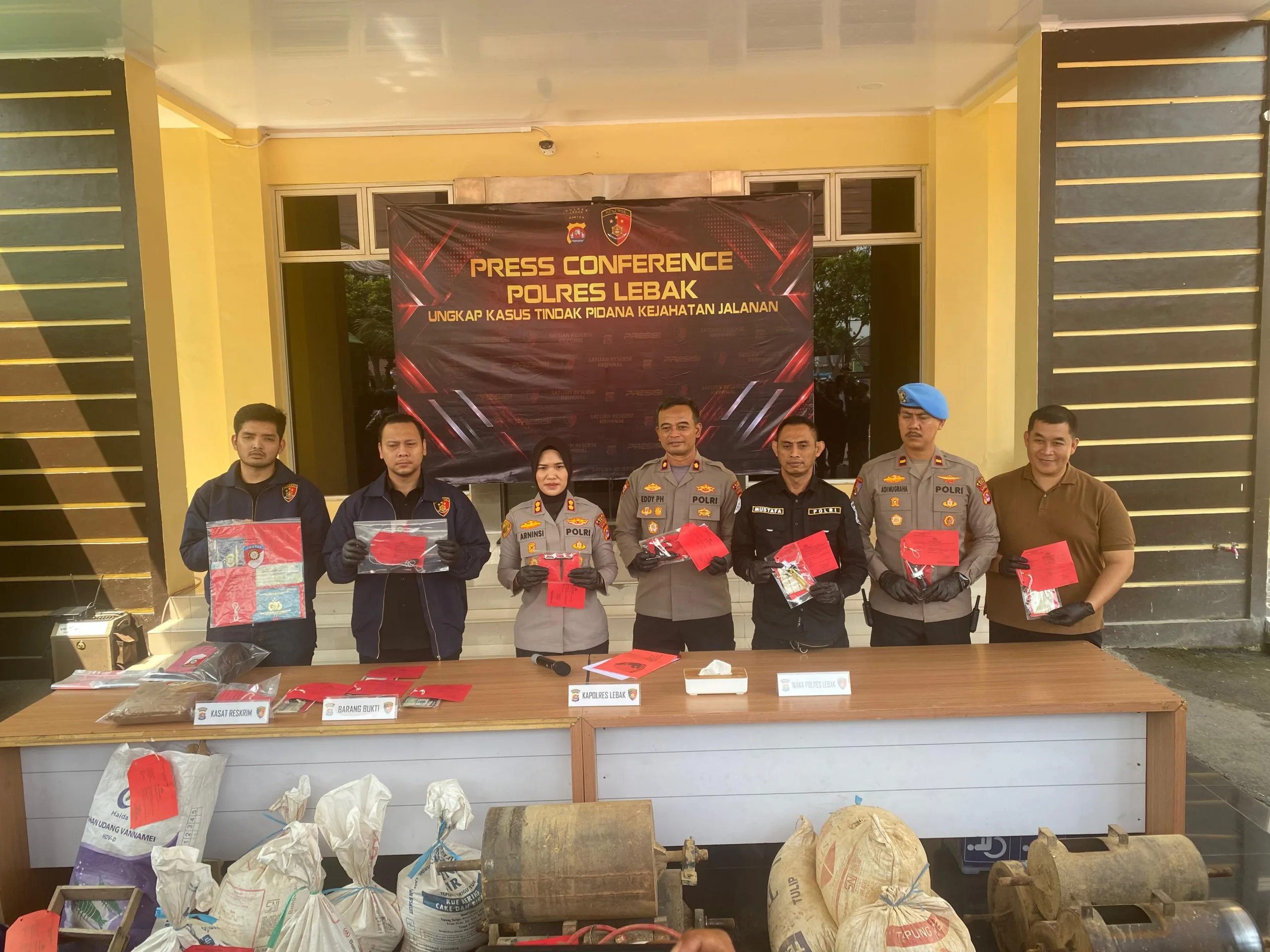 Polres Lebak amankan dua tersangka penambangan emas ilegal di Kecamatan Bayah