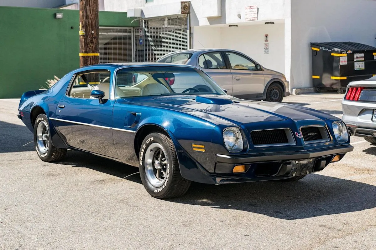 Pontiac Firebird Trans Am 1974 warna Admiralty Blue dengan Shaker hood