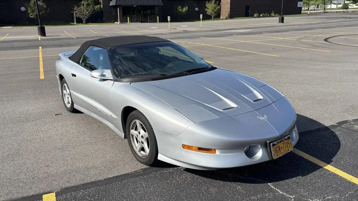 Pontiac Firebird Trans Am Convertible 1995 bermesin LT1 V8 dilelang di Bring a Trailer