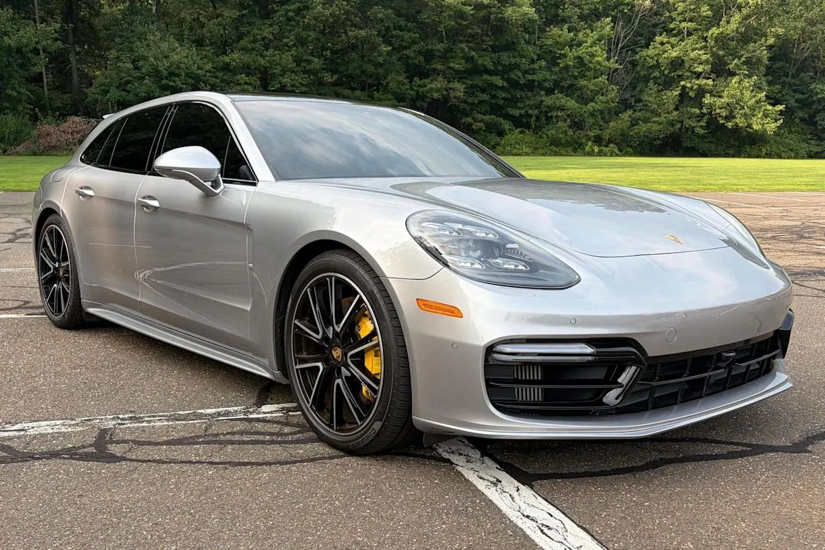 Porsche Panamera 4S Sport Turismo 2018 warna silver dilelang di pasaran