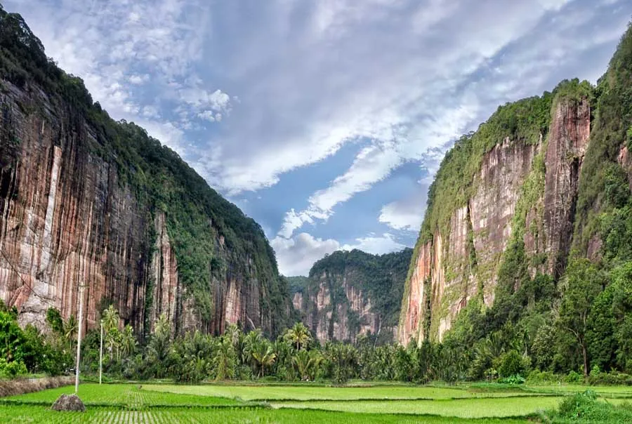 Pemandangan Lembah Harau menjadi salah satu daya tarik wisata utama di Kabupaten Lima Puluh Kota, Sumatera Barat.