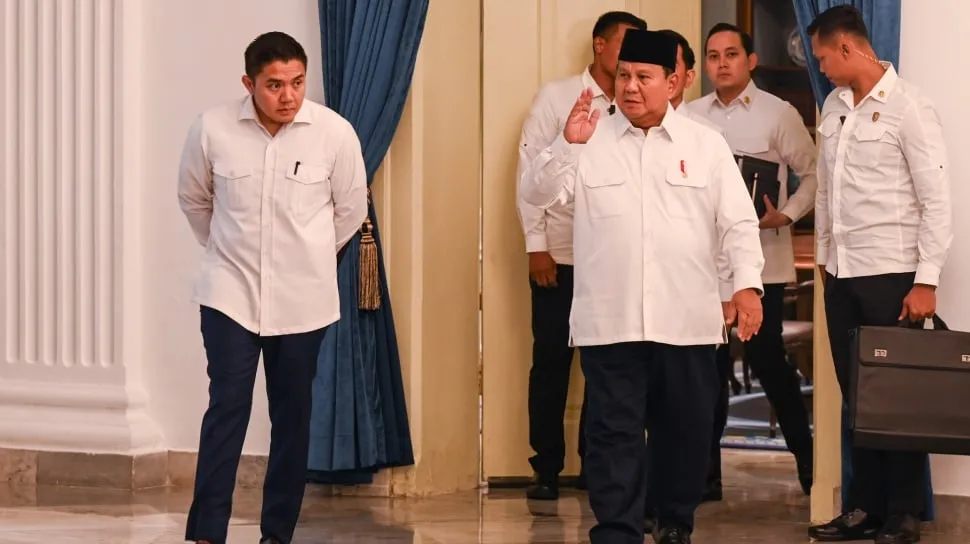 Presiden Prabowo Subianto didesak segera melakukan reshuffle jajaran tim komunikasi dan Kapolri