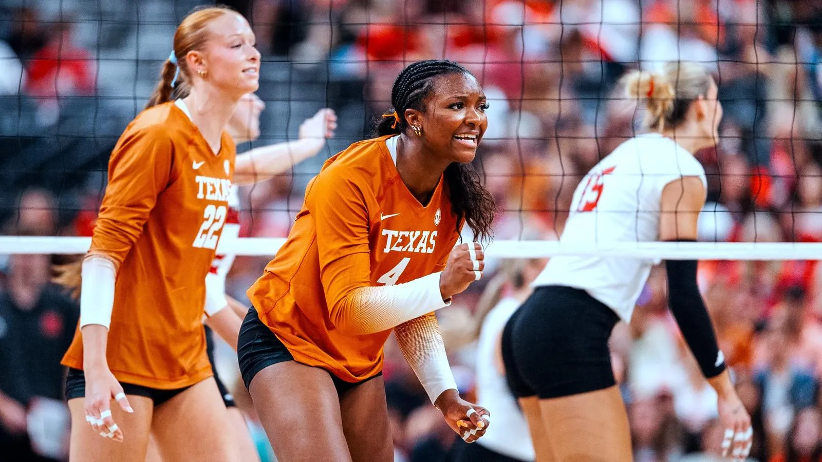 Tim bola voli Texas Longhorns bersiap menghadapi USC Trojans di Gregory Gym