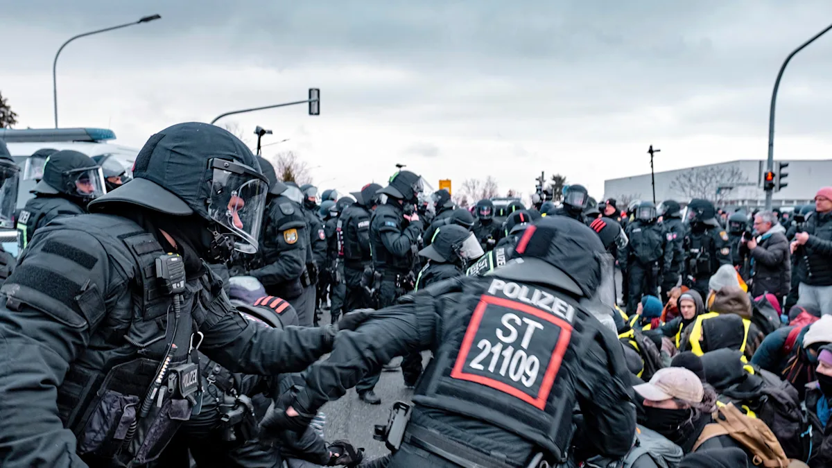 Pria 29 tahun didakwa serang polisi dan YouTuber dengan cairan kimia di konvensi AfD Riesa