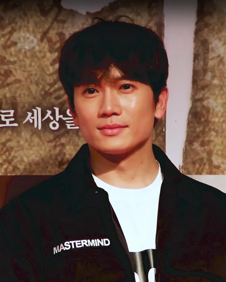 Aktor Korea Selatan Ji Sung membintangi berbagai drama populer dan meraih penghargaan Daesang