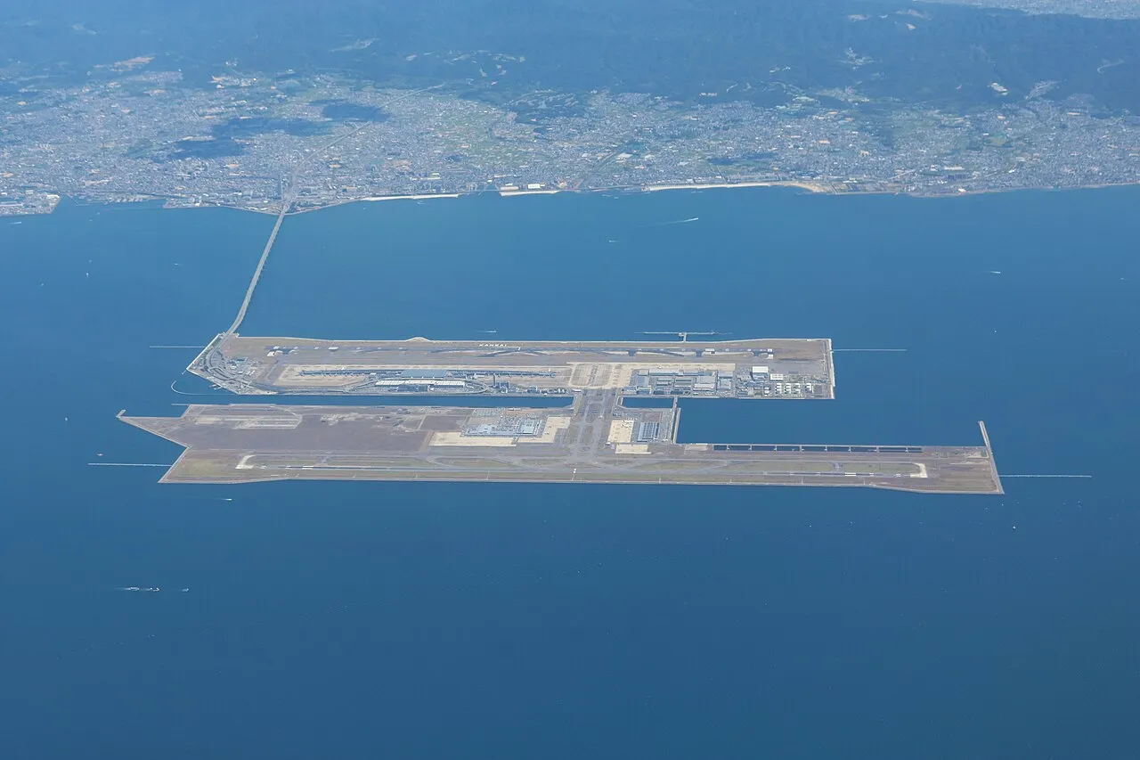 Bandara Internasional Kansai di pulau buatan Osaka menjadi gerbang udara utama wilayah Kansai